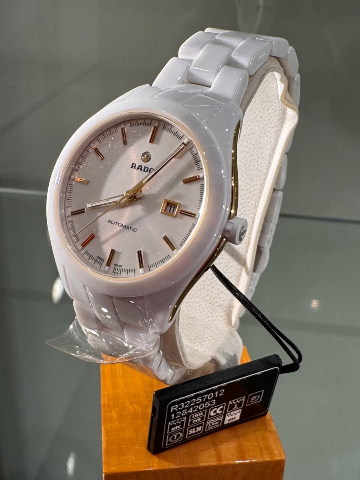 RADO HyperChrome White Ceramic Quartz Ladies Watch R32257012, New, NWT, NO