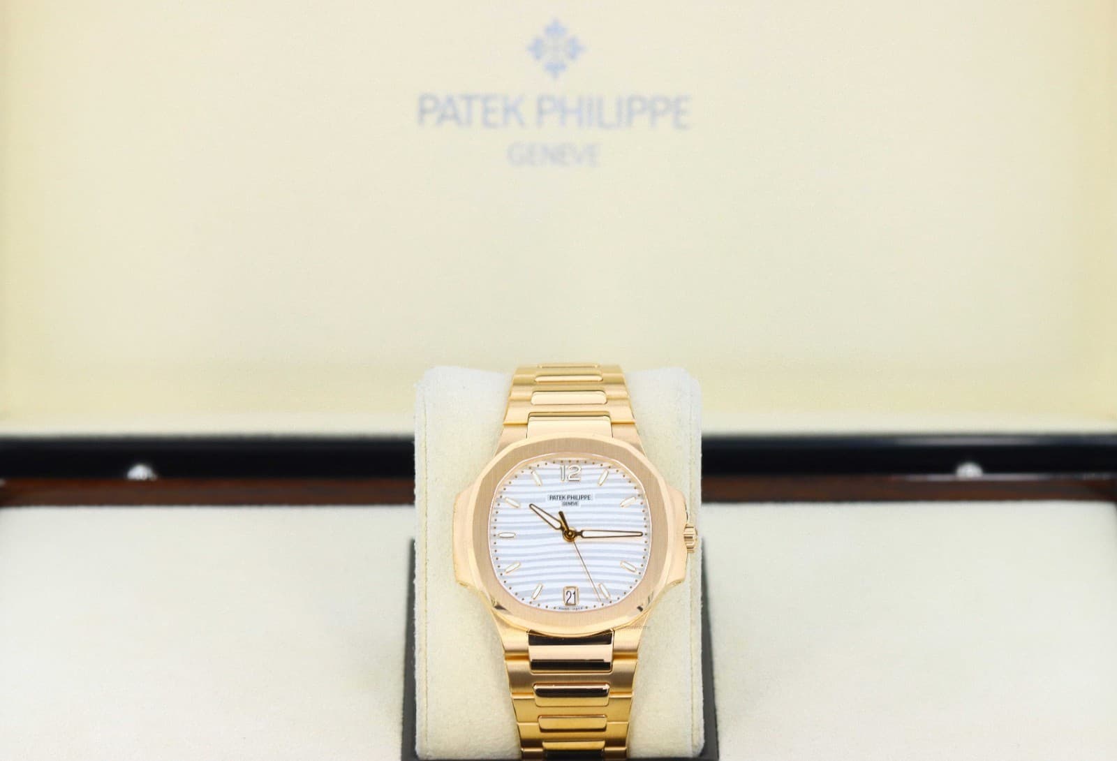 Patek Philippe Nautilus 7118/1R-001 Ladies, Silvery Opaline Dial - 18k Rose Gold